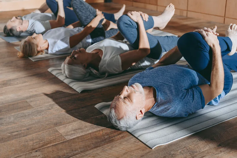 Yoga-Gruppe in der Natur · Yoga im Allgäu